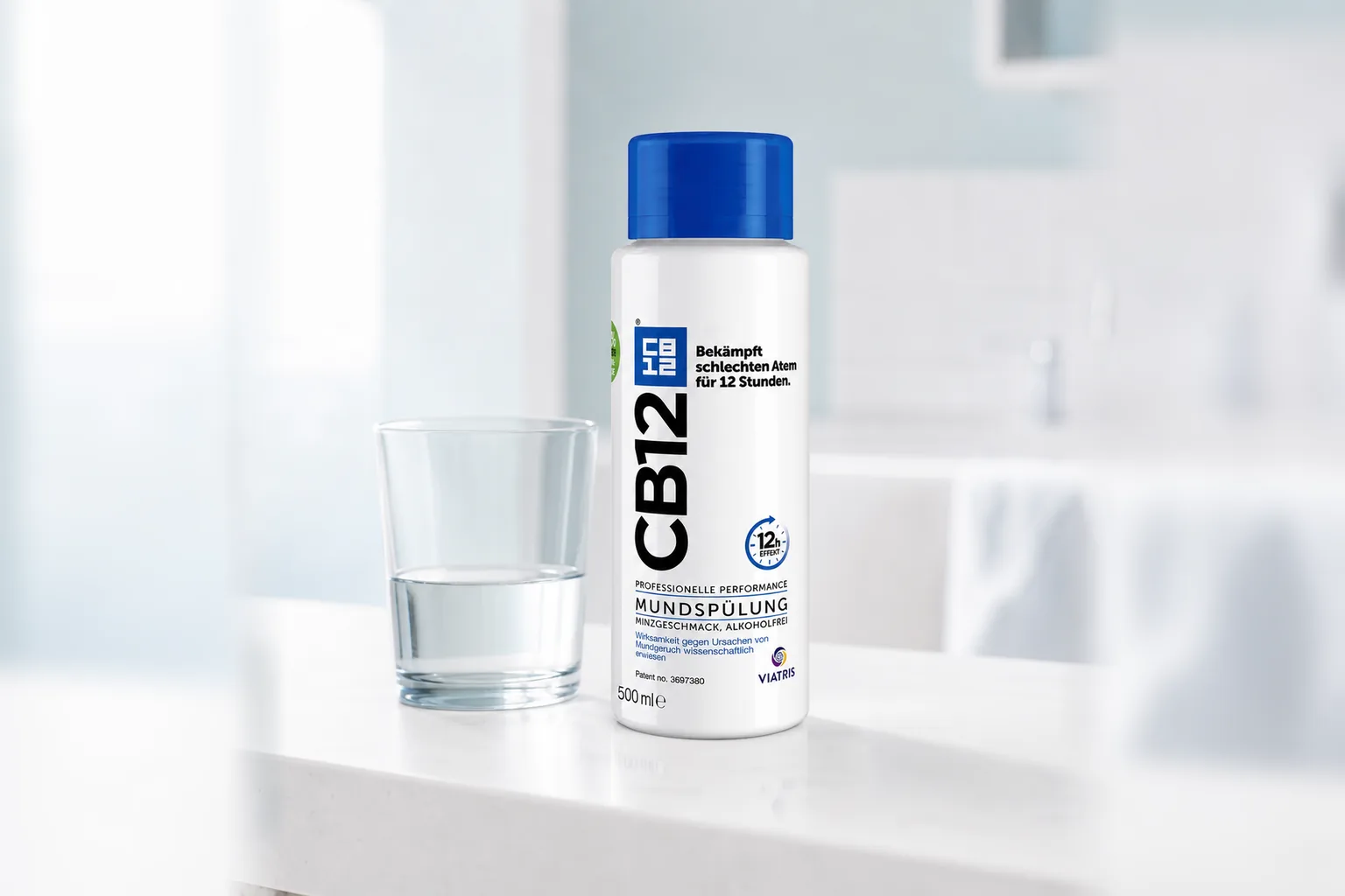 Flacon CB12 Original 500 ml avec verre de rinçage dans une salle de bain lumineuse