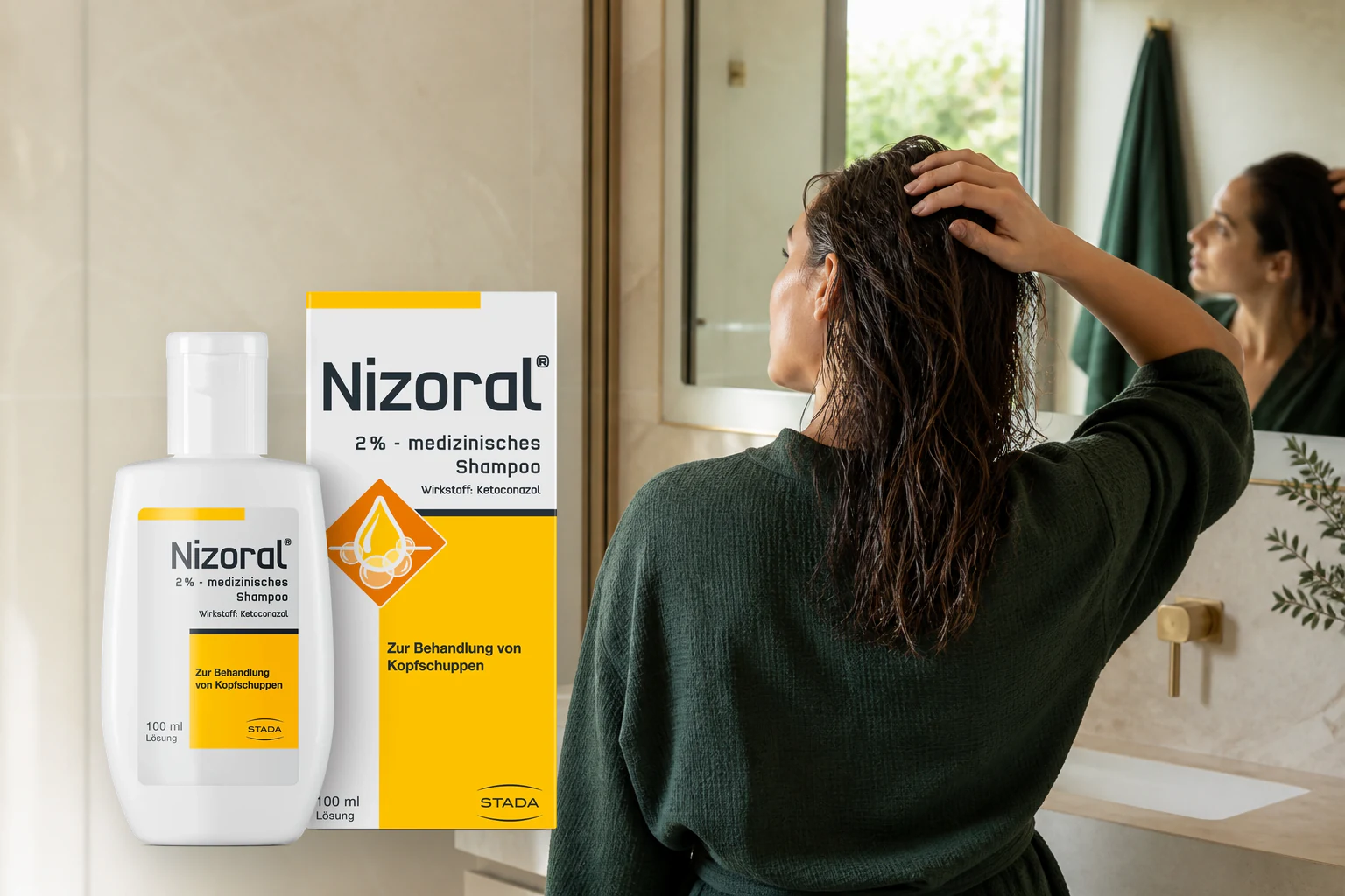 Adulte dans une salle de bain avec le shampooing médicamenteux Nizoral 2 % 100 ml