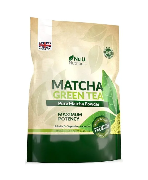 Un paquet de 250g de Nu U Nutrition - Matcha Thé Vert, étiqueté pour une puissance maximale et une qualité supérieure, et convenant aux végétariens et végétaliens.