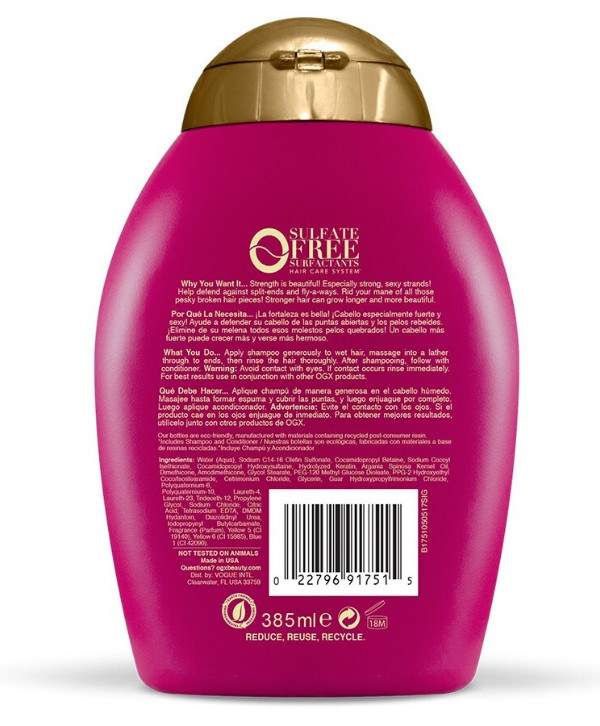 Un flacon rose avec une étiquette dorée, arborant l'après-shampoing OGX - Keratin Oil, 385 ml.