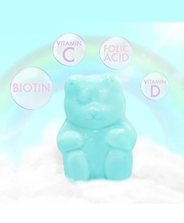 Un ours gommeux SugarBearHair bleu avec un arc-en-ciel en arrière-plan, parfait pour les fans de SugarBearHair.