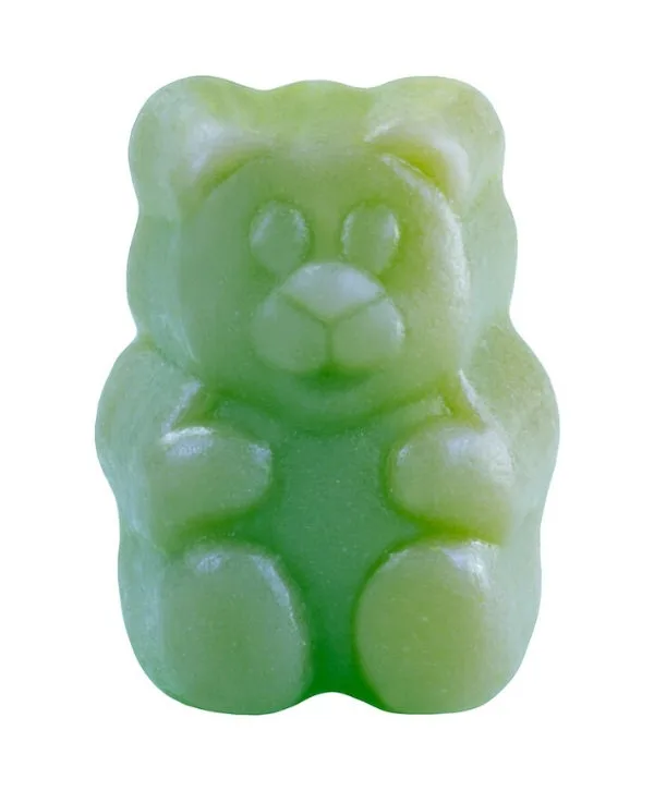 Un ours gommeux IvyBears vert - Vitamines pour cheveux pour hommes sur fond blanc.