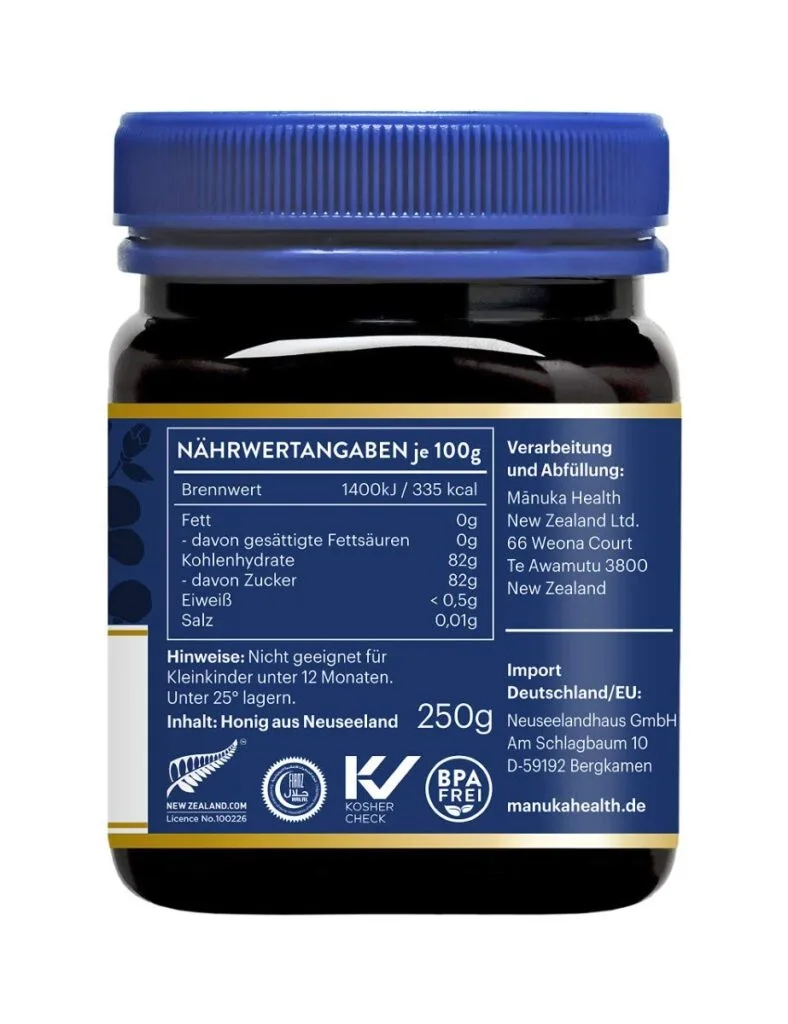 Le Miel de Manuka MGO 250+ 250g de Manuka Health est livré avec un couvercle bleu et contient 1400 kJ/335 kcal pour 100g. Les étiquettes indiquent les coordonnées des importateurs en Allemagne et en Nouvelle-Zélande. Découvrez ce miel réputé, 100% pur de Nouvelle-Zélande.