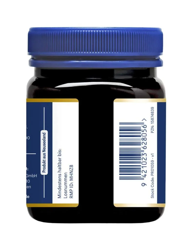 Le flacon de médicament marron à bouchon bleu comporte une étiquette avec un code-barres, divers codes et un texte multilingue. Il contient du Miel de Manuka MGO 250+ de Nouvelle-Zélande, garantissant qualité et efficacité.