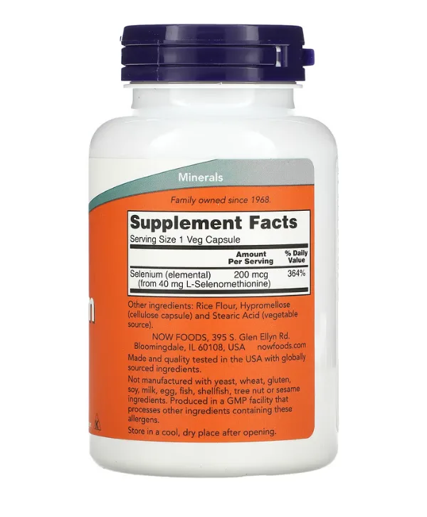 Bouteille blanche de NOW Foods Sélénium, 100 µg, 100 comprimés affichant l'étiquette des faits du supplément avec la taille de la portion, la teneur en sélénium, et d'autres ingrédients.