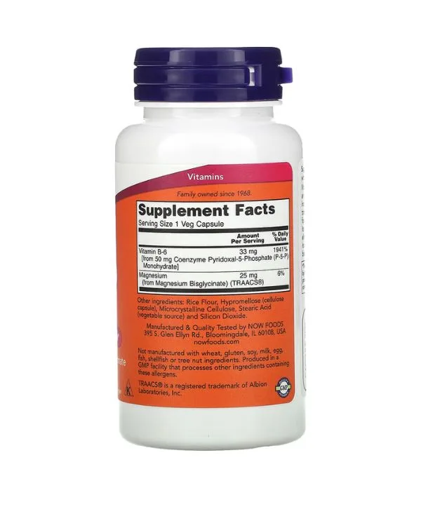 Un flacon blanc de vitamines avec un bouchon violet affiche les informations sur les compléments alimentaires et les ingrédients sur la contre-étiquette.