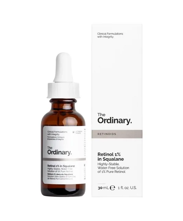 Un flacon de 30 ml de The Ordinary Retinol Serum 1% in Squalane est présenté à côté de sa boîte blanche, mettant en valeur sa formule puissante à 1% de rétinol, idéale pour améliorer votre routine de soins de la peau.