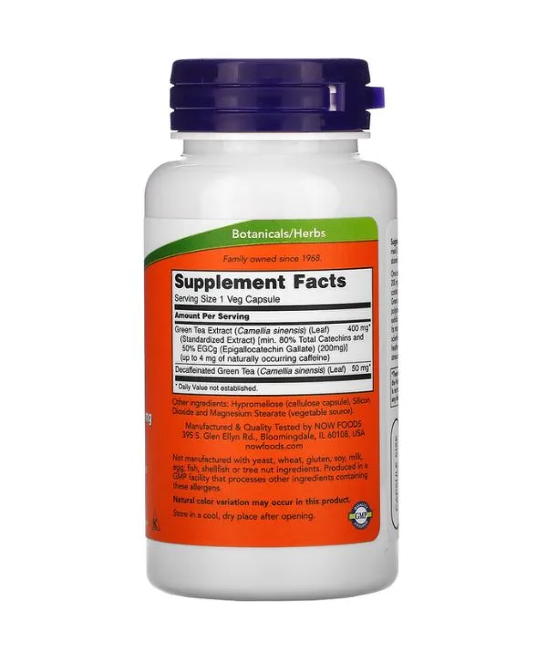 Une bouteille blanche avec un bouchon violet étiqueté "Supplement Facts" contenant des capsules d'extrait de thé vert de NOW Foods. Les ingrédients et la posologie sont clairement visibles sur l'étiquette.