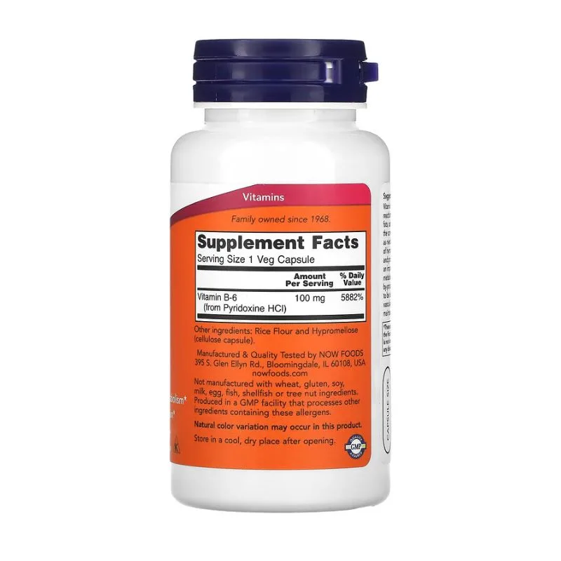 Une bouteille blanche de NOW Foods B-6 100 mg comporte une étiquette avec des informations sur le supplément et les détails du fabricant. Chaque portion fournit 100 mg de B-6 dans des capsules végétariennes, avec 100 capsules par bouteille.