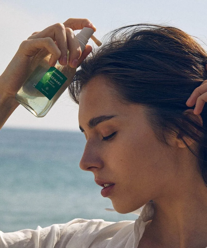 Aromatica – رذاذ مقوي لفروة الرأس بخلاصة جذر الروزماري – 100 مل