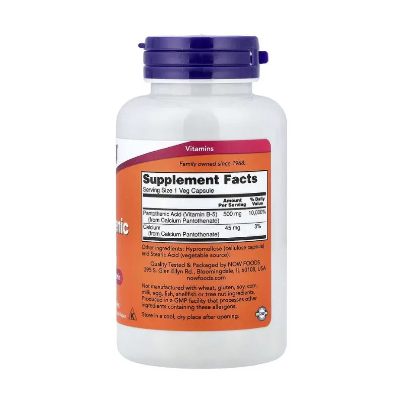 Une bouteille blanche de NOW Foods Acide pantothénique 500 mg (100 gélules végétales) avec un bouchon violet, indiquant au dos les informations sur le supplément et les ingrédients, y compris l'acide pantothénique.