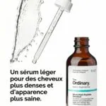 Flacon The Ordinary Multi‑Peptide Serum for Hair Density avec pipette et éclaboussure de sérum, accompagné d’un texte sur des cheveux plus denses.