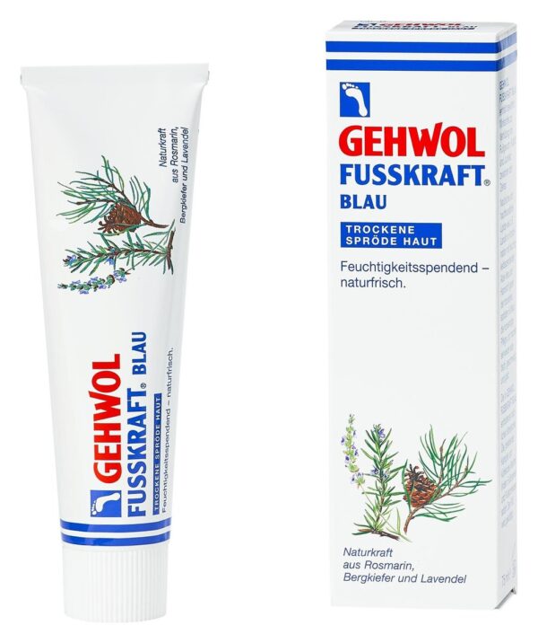 Un tube et un coffret de crème pour les pieds « Gehwol Fusskraft Blau » destinée aux peaux sèches, ornés d'illustrations d'herbes aromatiques et portant une étiquette en allemand.