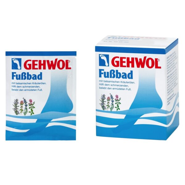 Deux conditionnements du produit pour bain de pieds Gehwol Fußbad, l'un sous forme de sachet et l'autre sous forme de boîte, présentant un motif bleu et blanc orné d'illustrations de plantes et comportant un texte en allemand.