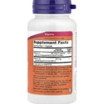Bouteille de complément alimentaire blanche avec un bouchon violet et une étiquette rouge. Les informations sur le complément alimentaire indiquent la teneur en vitamine D3 et en vitamine K2 par portion. Les instructions et les ingrédients sont imprimés au dos.