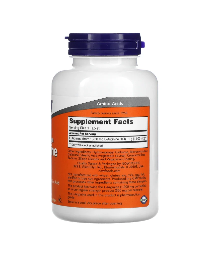 Une bouteille en plastique blanc de NOW Foods L-arginine, 1000 mg, 120 comprimés, avec un bouchon bleu et une étiquette orange Supplement Facts (Informations sur les suppléments) affiche la posologie et les informations sur les ingrédients.