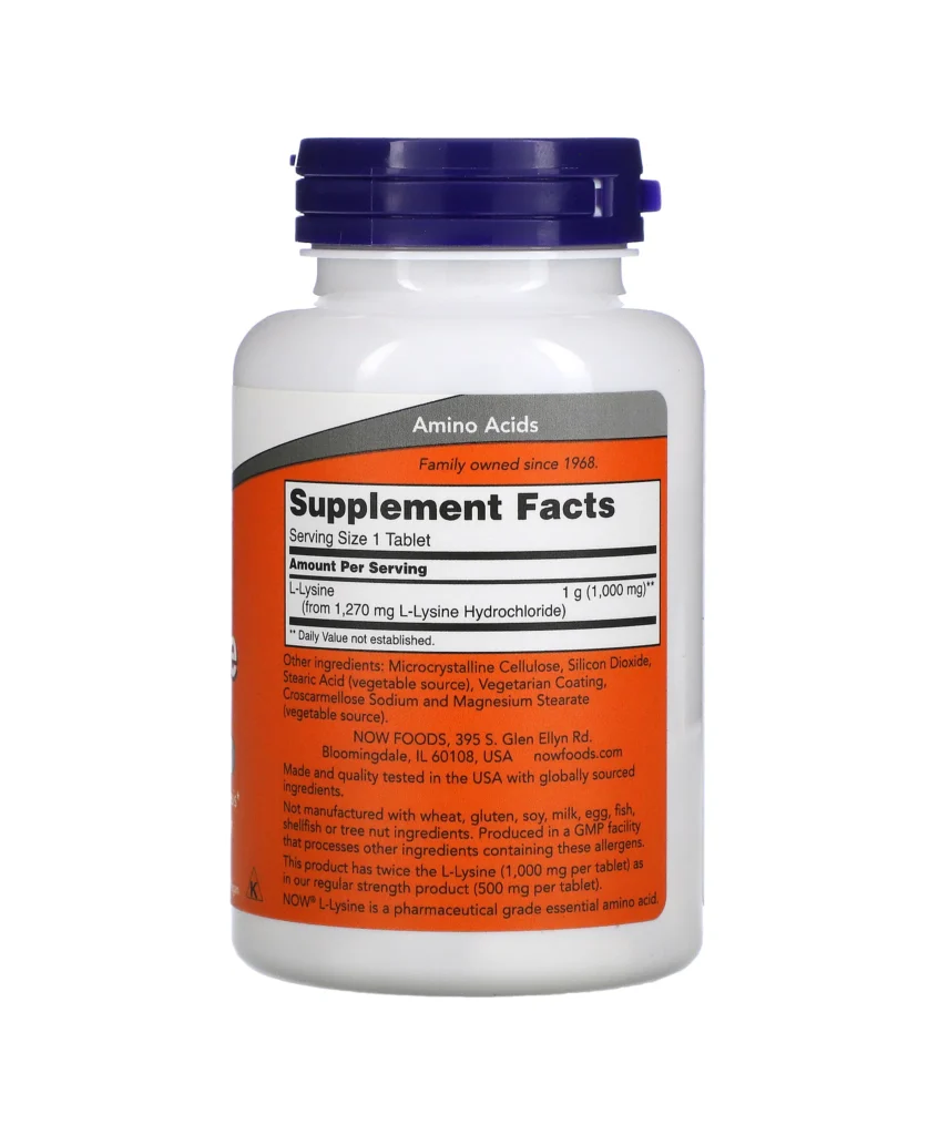 Bouteille de supplément blanche avec bouchon bleu portant l'étiquette "NOW Foods, L-lysine, 1000 mg, 100 comprimés". Le document Supplement Facts détaille 1g de l-lysine par comprimé avec des instructions d'utilisation claires et une liste d'ingrédients affichée sur le devant.