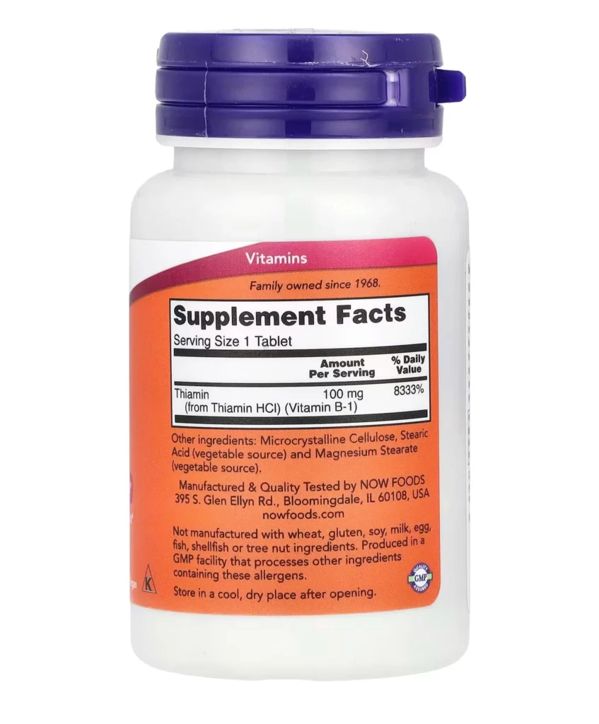 Une bouteille blanche de NOW Foods B-1, 100 mg, 100 comprimés, avec un bouchon violet, affiche les informations sur le supplément et le fabricant.