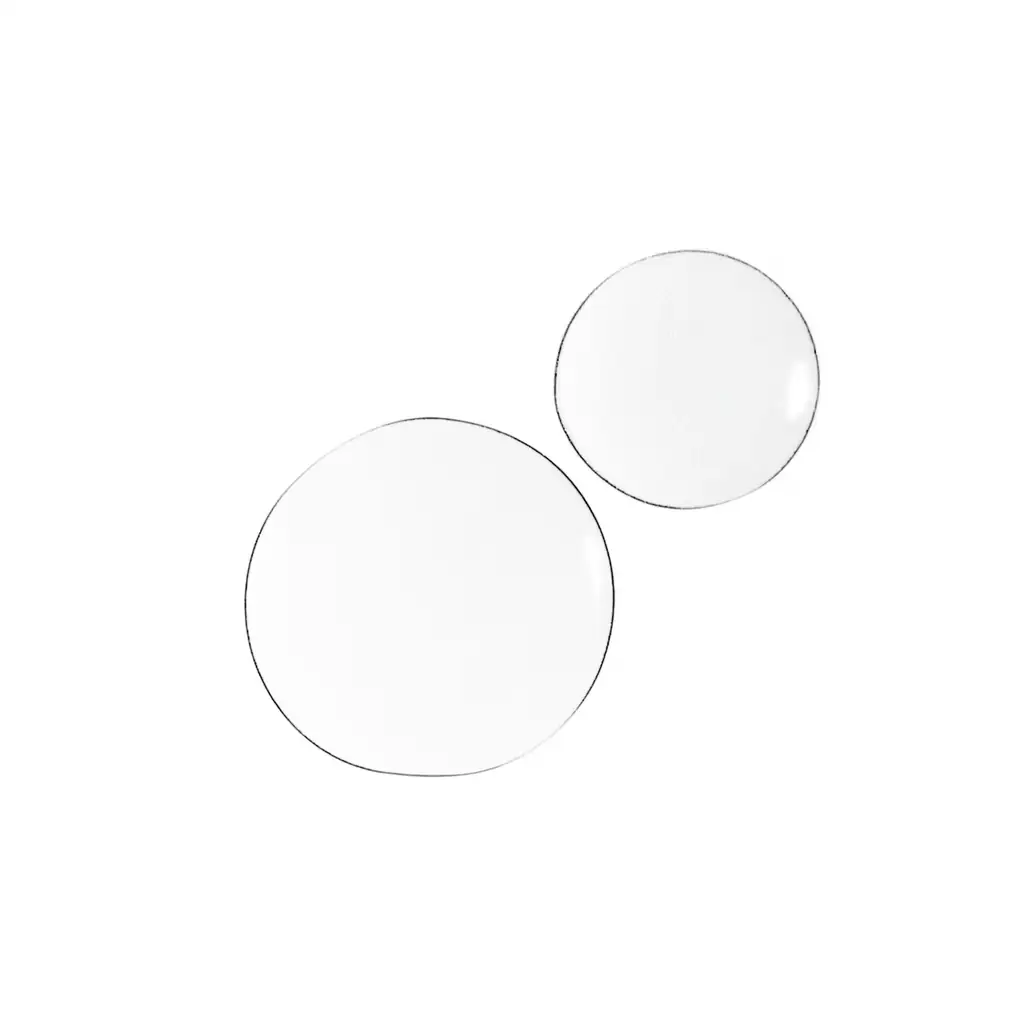 Deux gouttelettes de liquide claires et rondes de tailles différentes reposent sur un fond blanc, ressemblant à The Ordinary - Salicylic Acid 2% Anhydrous Solution (30 ml).
