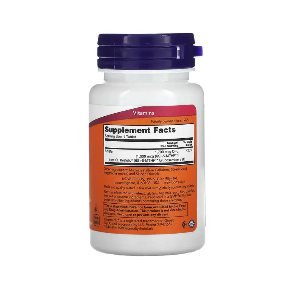 Une bouteille en plastique blanc de NOW Foods - Methylfolate 1000 mcg (90 comprimés) avec un bouchon violet affiche la liste des ingrédients, y compris le Methylfolate, sur un fond orange.